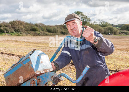 Rathcormac, Cork, Irland. Okt, 2019 20. Henry McGrath, Knockanore, Co. Waterford, der endgültigen Einstellung seiner an der jährlichen Pflügen pflügen Bartlemy Vereinigung übereinstimmen, die auf dem Hof von Terence Coughlan bei Rathcormac Curraghprevin Co.Cork stattfand - Credit Pflug; Quelle: David Creedon/Alamy leben Nachrichten Stockfoto