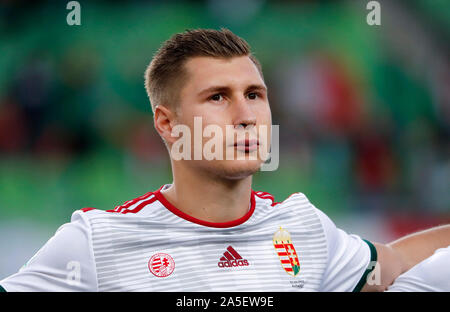 BUDAPEST, Ungarn - Oktober 13, 2019: Willi Orban hört die Hymne vor dem Ungarn v Aserbaidschan UEFA Euro Bestimmung an Groupama Arena. Stockfoto