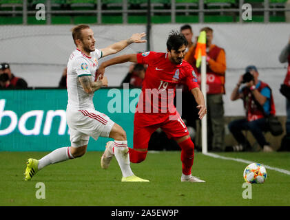 BUDAPEST, Ungarn - Oktober 13, 2019: (L-R) Gergo Lovrencsics Herausforderungen Tamkin Khalilzade während der Ungarn v Aserbaidschan UEFA Euro Bestimmung an Groupama Arena. Stockfoto