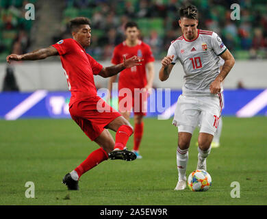 BUDAPEST, Ungarn - Oktober 13, 2019: (L-R) Eddy Herausforderungen Dominik Szoboszlai während der Ungarn v Aserbaidschan UEFA Euro Bestimmung an Groupama Arena. Stockfoto