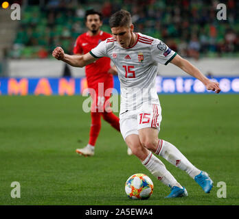 BUDAPEST, Ungarn - Oktober 13, 2019: Roland Sallai steuert die Kugel während der Ungarn v Aserbaidschan UEFA Euro Bestimmung an Groupama Arena. Stockfoto