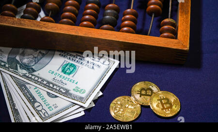 Bitcoins auf dem Hintergrund der Dollar. Golden Bitcoins. Symbolische Münzen von bitcoin auf Banknoten. Exchange Bitcoin Bargeld für einen Dollar. Bitcoins und Clas Stockfoto