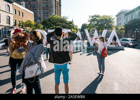 Die riesige Ottawa unterzeichnen in der Byward Market ist eine Attraktion für Menschen, die mit dem Zeichen darstellen möchten. Ottawa, Kanada Stockfoto