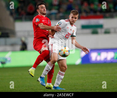 BUDAPEST, Ungarn - Oktober 13, 2019: (L-R) Gara Garayev Herausforderungen Istvan Kovacs während der Ungarn v Aserbaidschan UEFA Euro Bestimmung an Groupama Arena. Stockfoto