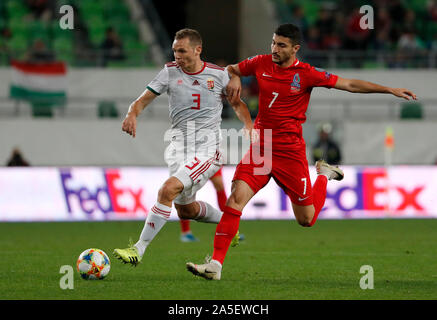 BUDAPEST, Ungarn - Oktober 13, 2019: (r-l) Araz Abdullayev Herausforderungen Mihaly Korhut während der Ungarn v Aserbaidschan UEFA Euro Bestimmung an Groupama Arena. Stockfoto