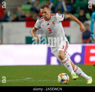 BUDAPEST, Ungarn - Oktober 13, 2019: Mihaly Korhut steuert die Kugel während der Ungarn v Aserbaidschan UEFA Euro Bestimmung an Groupama Arena. Stockfoto