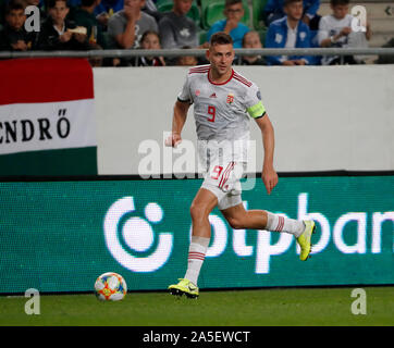 BUDAPEST, Ungarn - Oktober 13, 2019: Adam Szalai steuert die Kugel während der Ungarn v Aserbaidschan UEFA Euro Bestimmung an Groupama Arena. Stockfoto