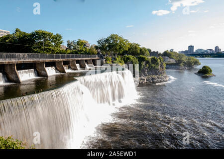 Rideau fällt und Ottawa River im Sommer, Kanada Stockfoto