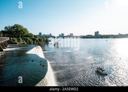 Rideau fällt und Ottawa River im Sommer, Kanada Stockfoto