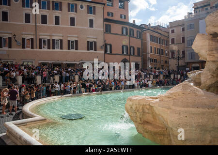 Rom, Italien - 30 September 2019: Trevi Brunnen mit einer großen Gruppe von Touristen Stockfoto