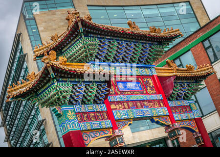 Am nördlichen Ende der Stowell Straße St Andrew's Street, im Zentrum von Newcastle, ist die bunte chinesische Bogen mit Blick auf die Heimat des Newcastle Unite Stockfoto