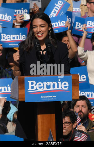 NEW YORK, NY - 19. Oktober: New York Rep. Alexandria Ocasio-Cortez verkündet ihre Unterstützung für den demokratischen Präsidentschaftskandidaten, Senator Bernie Sanders durin Stockfoto