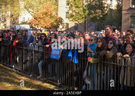 NEW YORK, NY - 19. Oktober: Anhänger des demokratischen Präsidentschaftskandidaten, Vermont Senator Bernie Sanders ist ein Bernie zurück Rallye in Queensbridge teilnehmen Stockfoto