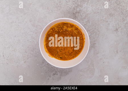 Tomatensuppe in eine Schüssel, Ansicht von oben Stockfoto