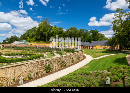 Das Ei-förmigen Parabel ummauerten Garten enthält 267 apple tree Sorten in der restaurierten "Newt in Somerset' Garten und Hotel, nr Bruton, England, Großbritannien Stockfoto