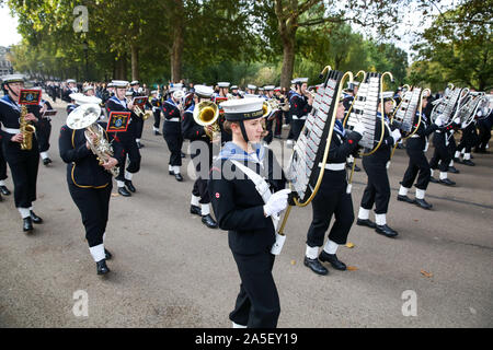 London, Großbritannien. Okt, 2019 20. Über 500 Meer Kadetten zwischen 10 und 18 nehmen Sie teil an Nationalen Trafalgar Day Parade in London im Alter von, Marsch von Horse Guards Road Horse Guards Parade der Jahrestag der Schlacht von Trafalgar am 21. Oktober 1805 zu feiern. Es markiert auch den Tod von Lord Nelson (vizeadmiral Horatio Nelson), der in der Schlacht tödlich verletzt wurde. Credit: Dinendra Haria/Alamy leben Nachrichten Stockfoto