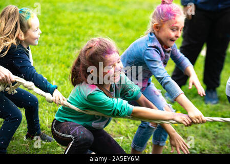 Tscheljabinsk, Russland - Juli 2019. Kinder verschiedener Nationalitäten sind Freunde beim Festival der Farben. Tauziehen. Kinder sind gesund Stockfoto