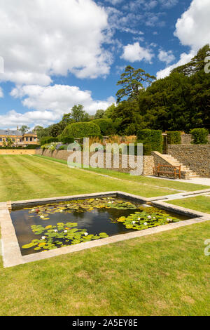 Der lange Spaziergang mit seinem Seerosenteich in der neu restaurierten "Newt in Somerset' Garten und Hotel, nr Bruton, England, Großbritannien Stockfoto