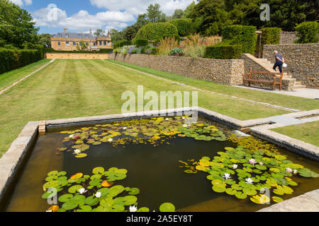 Der lange Spaziergang mit seinem Seerosenteich in der neu restaurierten "Newt in Somerset' Garten und Hotel, nr Bruton, England, Großbritannien Stockfoto