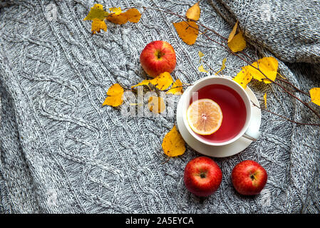 Gemütlich und weich Herbst Hintergrund. Tasse Kaffee und warmen gestrickte Pullover. Stockfoto