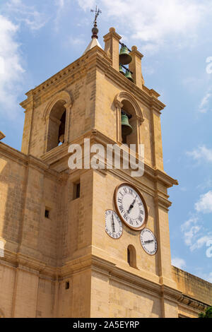 Glockenturm von St. John's Co-Cathedral in Valletta, Malta. Es ist eine römisch-katholische Kathedrale in der manieristischen Stil erbaut. Turm hat drei Glocken. Stockfoto
