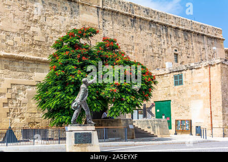 Denkmal für manwel Dimech, ein sozialreformer in der Zeit vor der Unabhängigkeit Maltas, Castille Square, neben St. James Cavalier. Stockfoto
