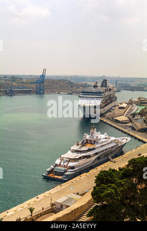 Luxus weißen Yacht und Fahrgastschiff in den Hafen von Valletta Schuß von unteren Barrakka Gärten im Sommer Tag. Stockfoto