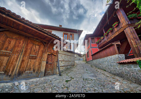 Alte Straße und Häuser in Koprivshtitsa, Bulgarien Stockfoto