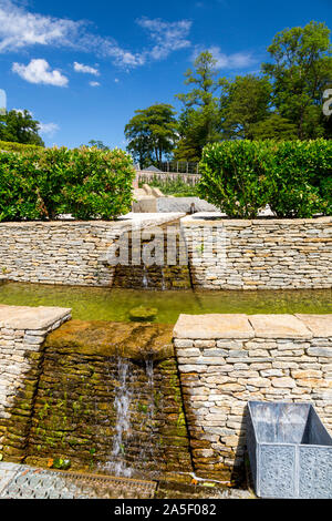 Eine der Kaskaden in die Ei-förmigen Parabel ummauerten Garten in der restaurierten "Newt in Somerset' Garten und Hotel, nr Bruton, England, Großbritannien Stockfoto