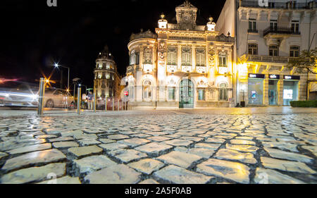 Coimbra, Portugal - Sept. 6 2019: Largo de Portagem Straße. Untere Coimbra bei Nacht Stockfoto