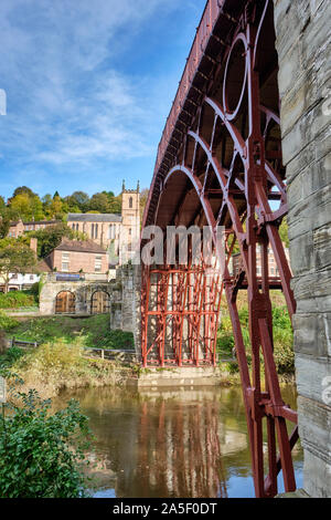 Die Eiserne Brücke überspannt den Fluss Openmosix, Ironbridge, Telford and Wrekin, Shropshire Stockfoto