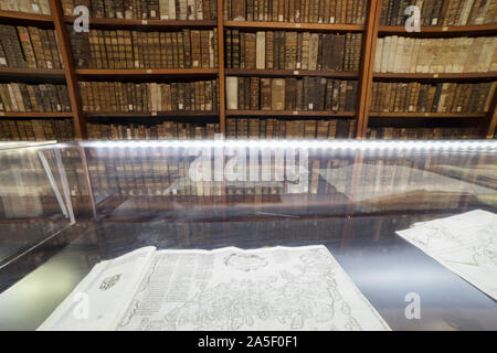 Coimbra, Portugal - Sept. 6 2019: Johanneischen Bibliothek im Innenbereich. Vitrine und Bücherregale Stockfoto