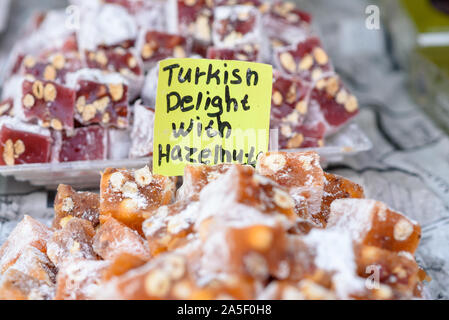 Turkish Delight mit Haselnuss. Arabische Süßigkeiten auf dem Markt. Stockfoto