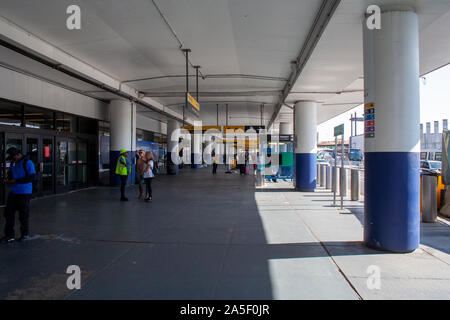 New York, USA - 14. Oktober 2019 - vor der Ankunftshalle und Taxi Abholung in Laguardia in Queens, New York City Stockfoto