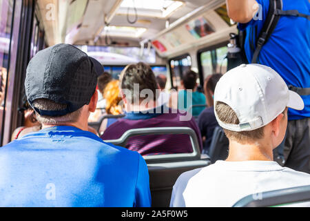 Springdale, USA - August 6, 2019: Zion National Park in Utah im Shuttle Bus im Sommer mit Masse von viele Leute sitzen auf Stühlen Stockfoto