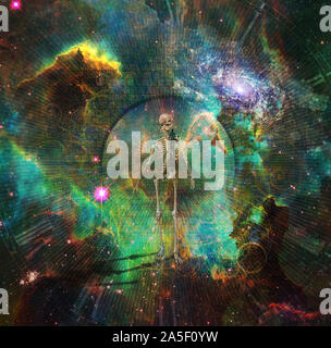 Unite mit der Ewigkeit. Mann auf einem Stein Straße in lebendigen Universum. Skelett symbolisiert den Tod Stockfoto