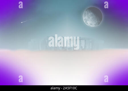 Surreale Landschaft. Stonehenge im Nebel. Vollmond am Himmel Stockfoto