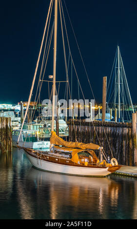 Segelboot in Portland, Maine Hafen bei Nacht Stockfoto