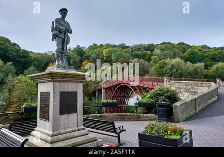 Das Kriegerdenkmal neben der Iron Bridge, Ironbridge, Telford and Wrekin, Shropshire Stockfoto