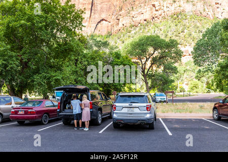 Springdale, USA - August 6, 2019: Zion National Park in Utah, Parkplatz im Sommer Menschen bereit für Wanderung mit dem Auto Stockfoto