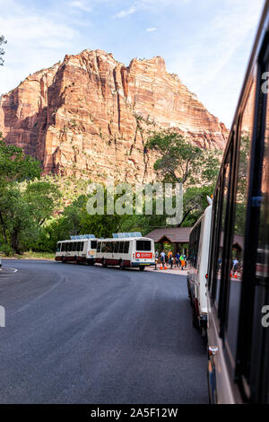 Springdale, USA - August 6, 2019: Zion National Park Parkplatz Abstellen auf der Straße in Utah mit Shuttle Bus fahren die öffentlichen Verkehrsmittel in Summ Stockfoto