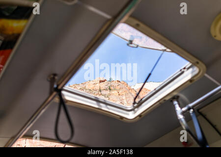 In Zion National Park shuttle bus mit Fenster Blick auf Desert Rock Formation Klippen an der Decke in Utah Stockfoto