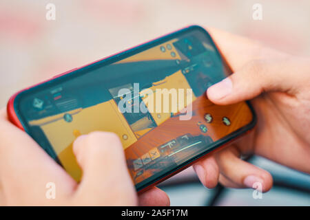 Bischkek, Kirgisistan - Oktober 10, 2019: Mann online spielen Spiel in Call of Duty Mobile auf dem iphone 11. Stockfoto