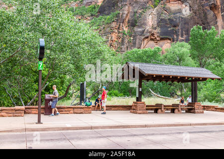 Springdale, USA - August 6, 2019: Zion National Park Parkplatz stop 7 auf der Straße in Utah mit Menschen warten auf Shuttle Bus Öffentliche Verkehrsmittel in s Stockfoto