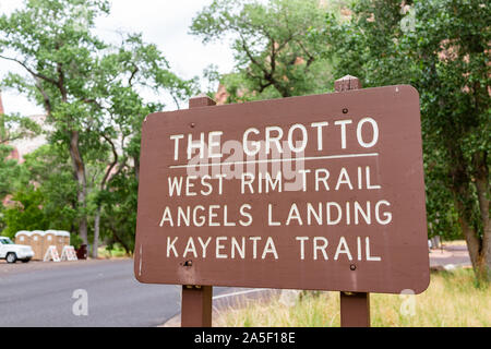 Zion National Park Parkplatz Abstellen auf der Straße in Utah mit Vorzeichen für die Grotte West Rim, kayenta und Angel's Landing Wanderwege Stockfoto