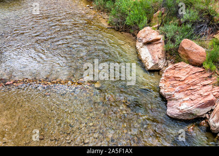 Zion National Park in Utah mit hohen Winkel Blick des Virgin River Wasser mit grünen Pflanzen und roten Felsen von der Brücke in der Nähe von Angel's Landing t Stockfoto