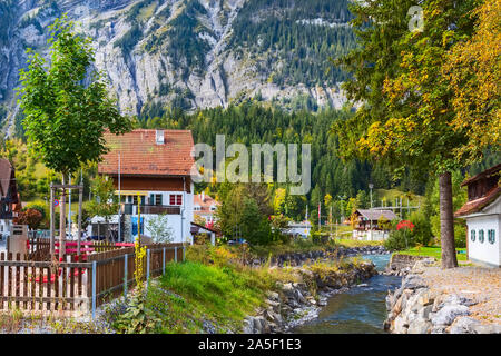 Bunte Holzhäuser in Kandersteg Dorf, Kanton Bern, Schweiz, Europa und die Berge Panorama Stockfoto