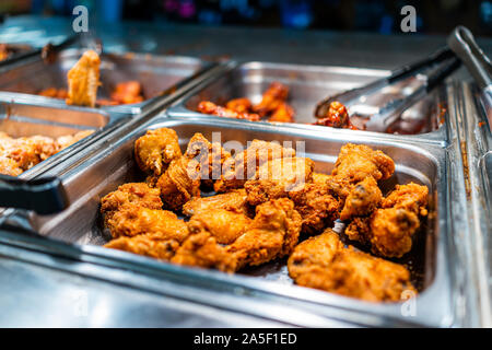 Fried Chicken Oberschenkel buffet Selbstbedienung mit Zangen in Lebensmittelgeschäft, Restaurant oder Catering Veranstaltung mit frische Haut und ungesundes Essen Stockfoto