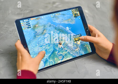 Bischkek, Kirgisistan - Januar 21, 2019: Frau spielen pubg Coop multiplayer Battle Royale Game auf Apple ios Tablet iPad Pro Stockfoto