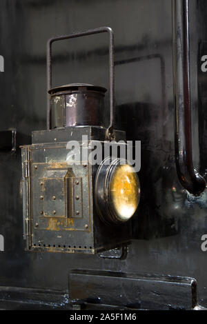 Nahaufnahme einer altmodischen Arbeitszuglampe an einer alten britischen Dampflok. Dampfeisenbahn Großbritannien. Stockfoto